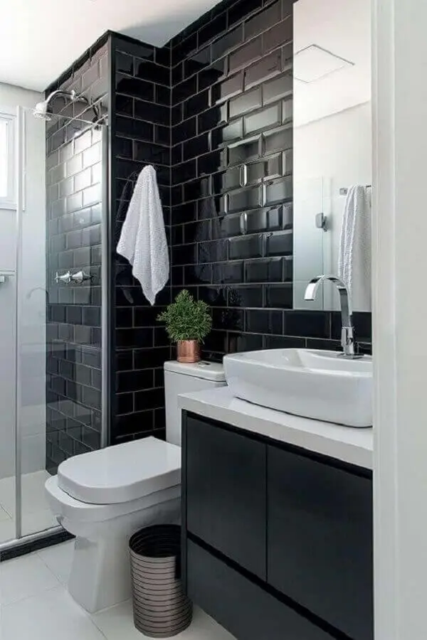 decoração de banheiro com revestimento preto e gabinete suspenso Foto Minha Casa