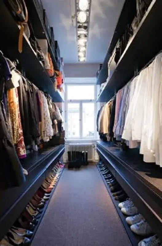 decoração de closet de casal todo preto com armários planejados Foto Pinterest