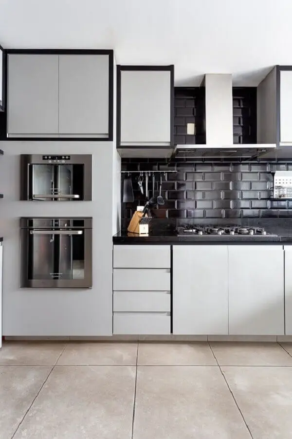 decoração de cozinha branca com revestimento tijolinho preto Foto Duas Arquitetura