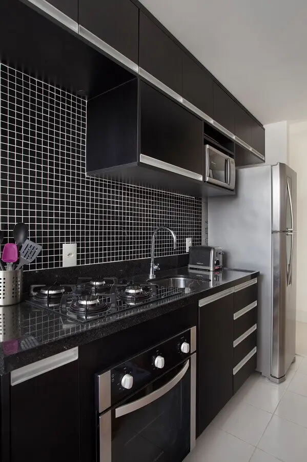 decoração de cozinha planejada com revestimento de parede preto Foto Carolina Mendonca Architecture and Interior Design
