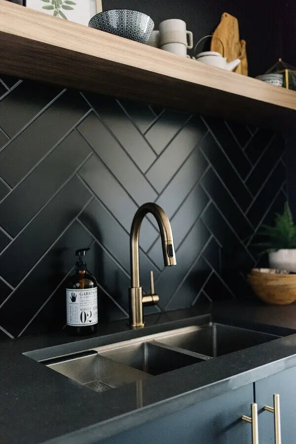 decoração de cozinha planejada com revestimento preto fosco Foto Pinterest