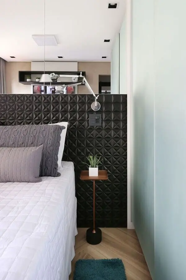 decoração de quarto de casal com revestimento 3D preto Foto Jeito de Casa