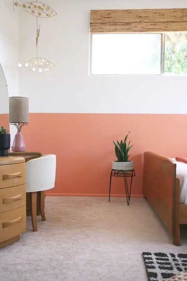 decoração de quarto simples com meia parede na cor coral Foto Pinterest