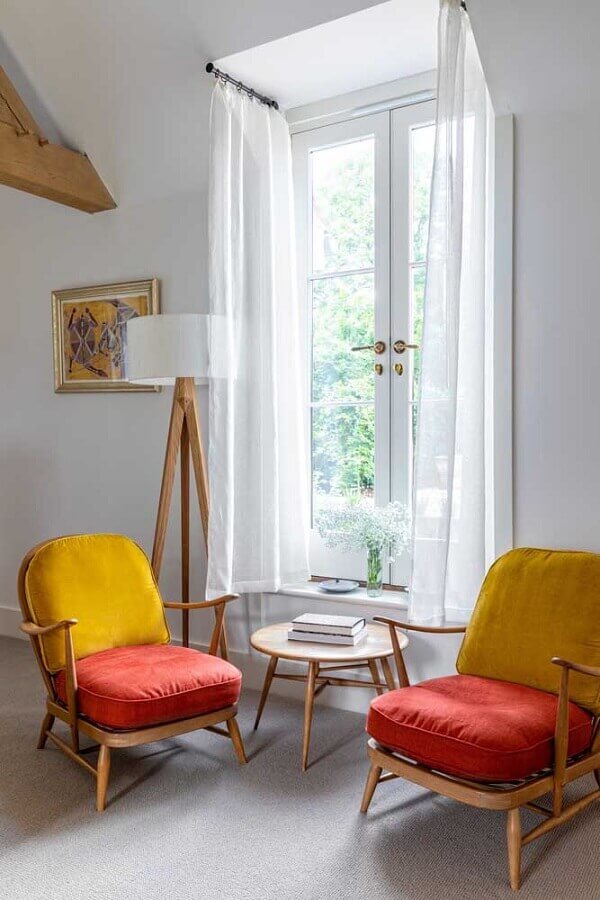decoração de sala branca com poltrona pequena colorida Foto Pinterest