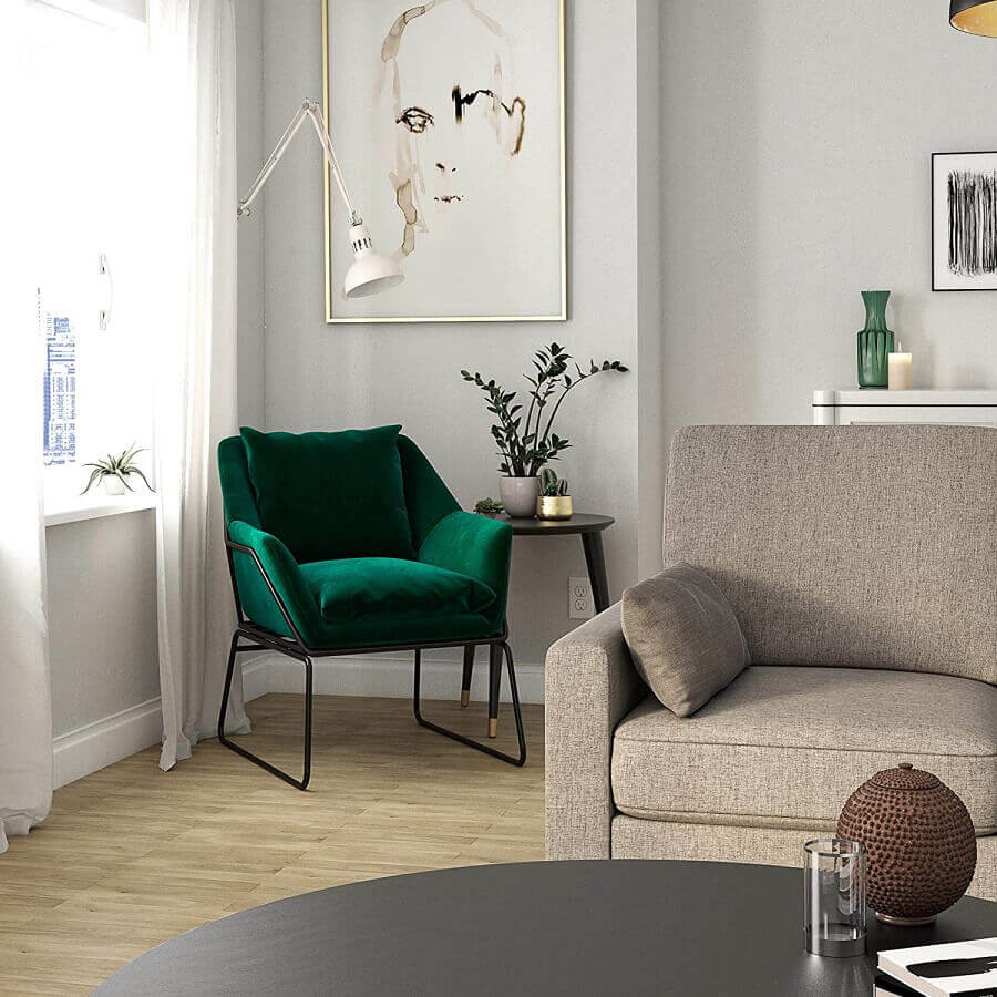 decoração de sala branca com sofá cinza e poltrona pequena verde escuro Foto Target