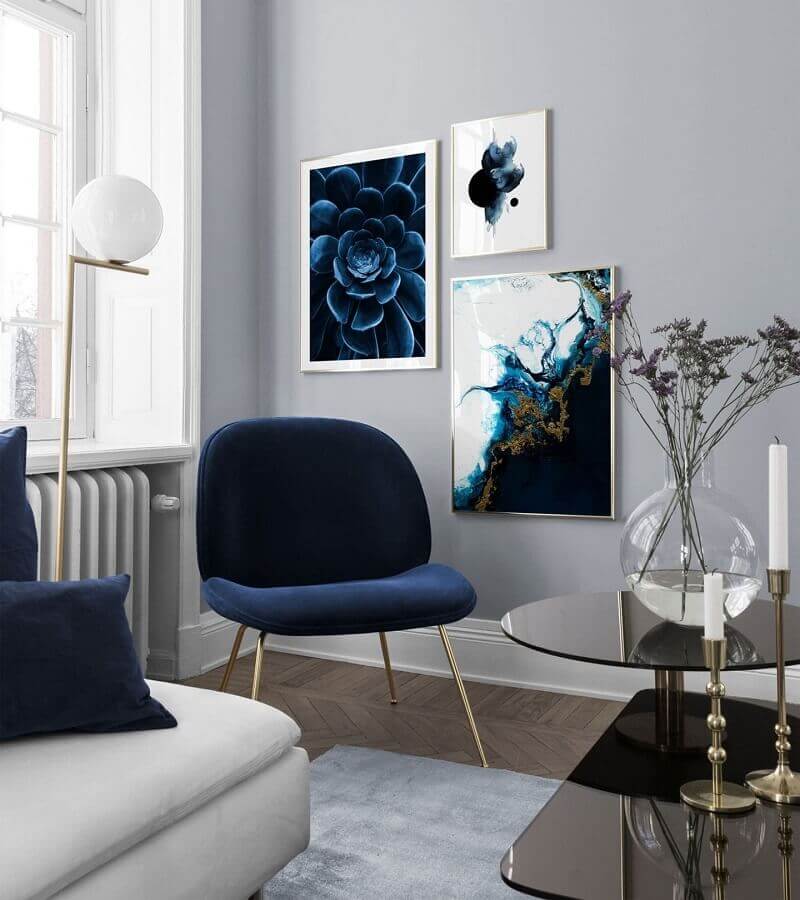 decoração de sala cinza com luminária de piso e poltrona pequena azul marinho Foto Futurist Architecture