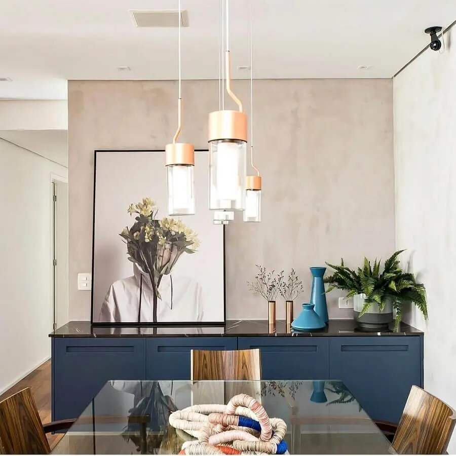 decoração de sala de jantar moderna com parede de cimento queimado e armário buffet azul Foto Jeito de Casa