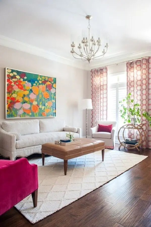 decoração de sala de visita branca com quadro grande colorido Foto Andria Fromm Interiors