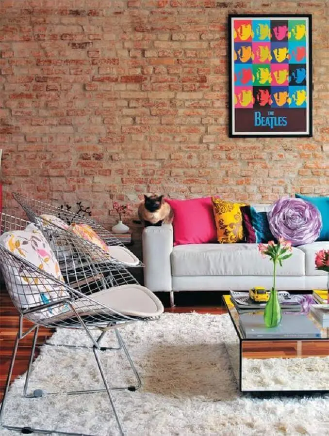 decoração de sala de visita com parede tijolinho e almofadas coloridas Foto Jeito de Casa