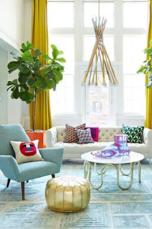 decoração de sala de visita com poltrona azul claro e sofá branco capitonê Foto Pinterest