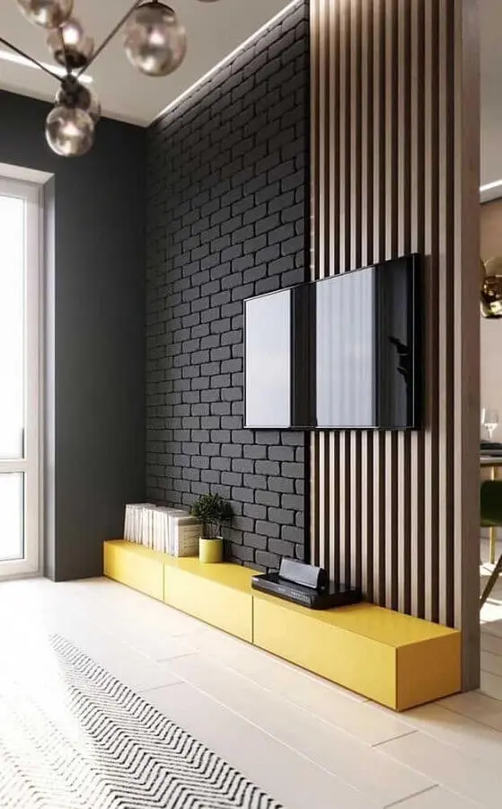 decoração de sala moderna com revestimento tijolinho preto e painel ripado para TV Foto Pinterest
