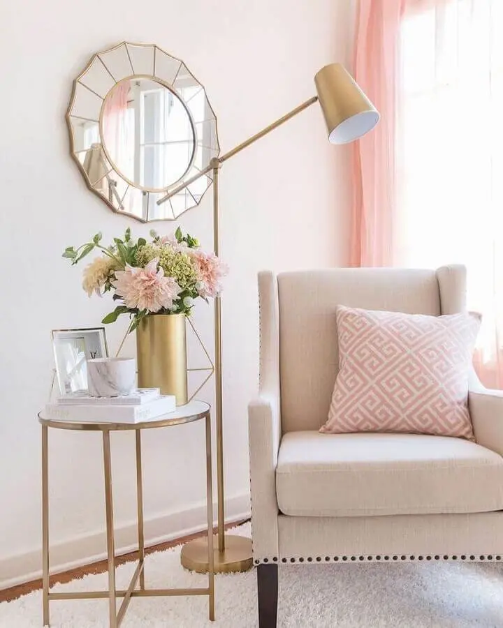 decoração delicada para sala branca e rosa com luminária decorativa de chão dourada Foto Homebook