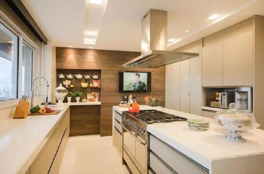 decoração em cores claras com ilha de cozinha com fogão embutido Foto Casa de Valentina