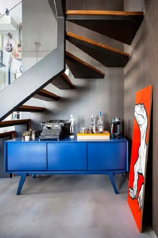 decoração embaixo da escada com armário buffet azul Foto Casa de Valentina