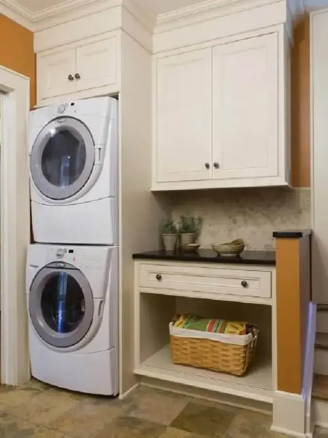 decoração estilo clássico com armários para lavanderia Foto Pinterest