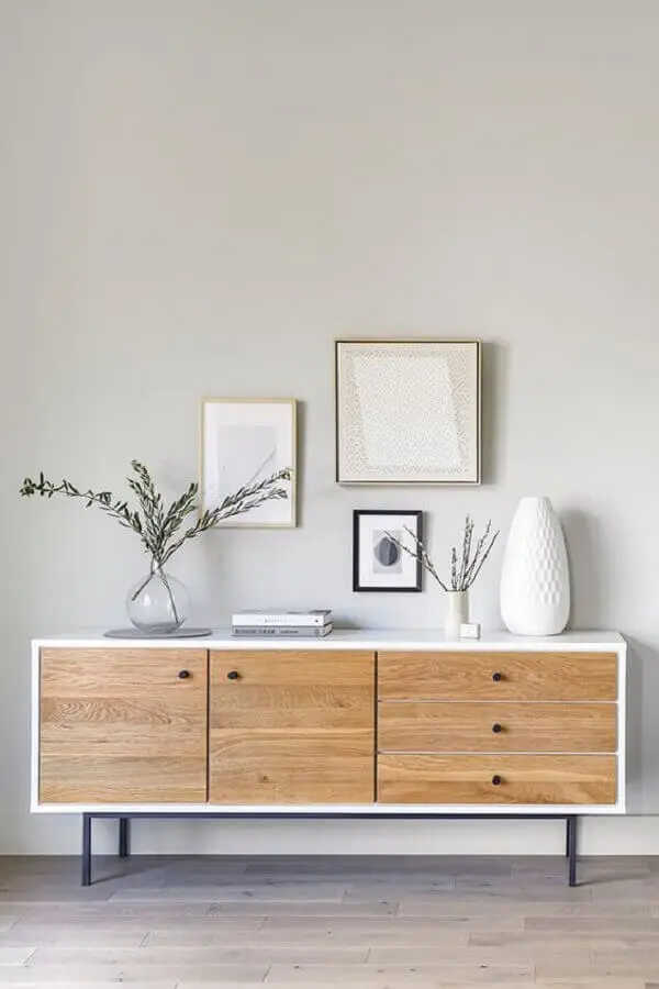 decoração minimalista com armário buffet branco com portas de madeira Foto Article