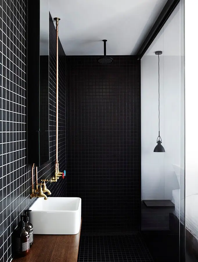 decoração minimalista de banheiro com revestimento preto e bancada de madeira Foto The Local Project