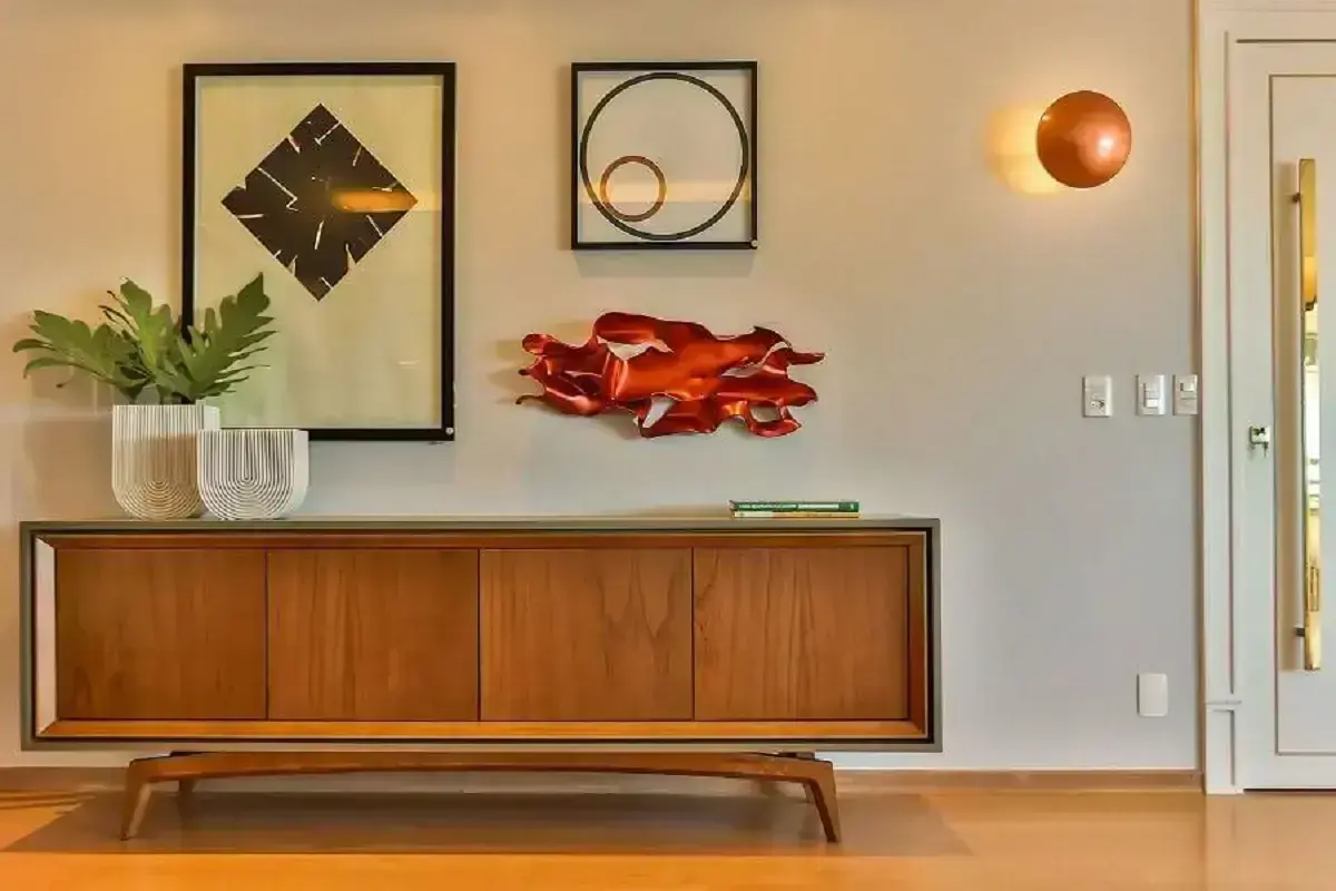 decoração moderna com armário buffet de madeira  Foto Casa de Valentina