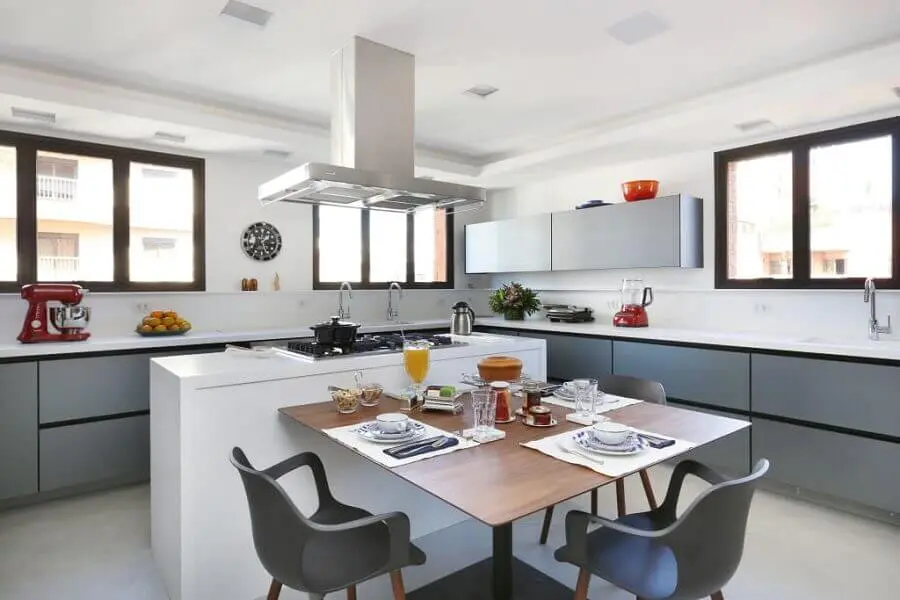 decoração moderna com armários cinza e ilha de cozinha com mesa de madeira quadrada Foto Start Arquitetura