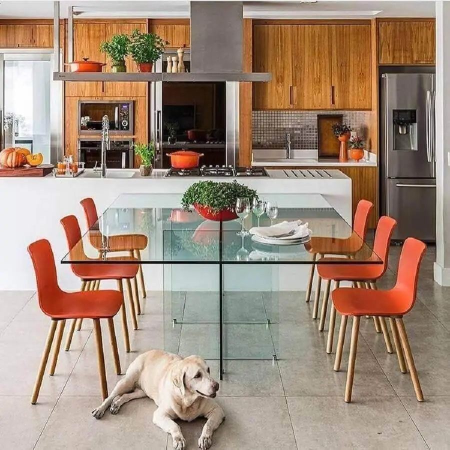 decoração moderna com armários de madeira e ilha de cozinha com mesa de vidro Foto Mandril Arquitetura