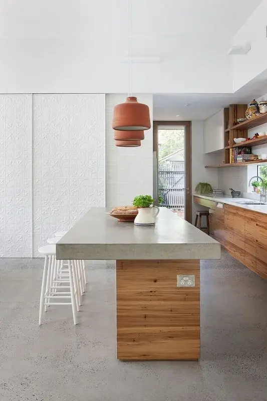 decoração moderna com bancada de cimento queimado para ilha de madeira para cozinha Foto Architecture AU