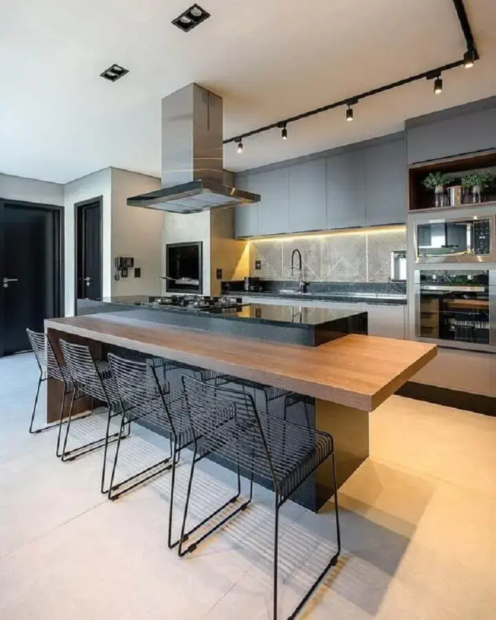 decoração moderna com ilha de cozinha com cooktop e bancada de madeira Foto Decor Salteado
