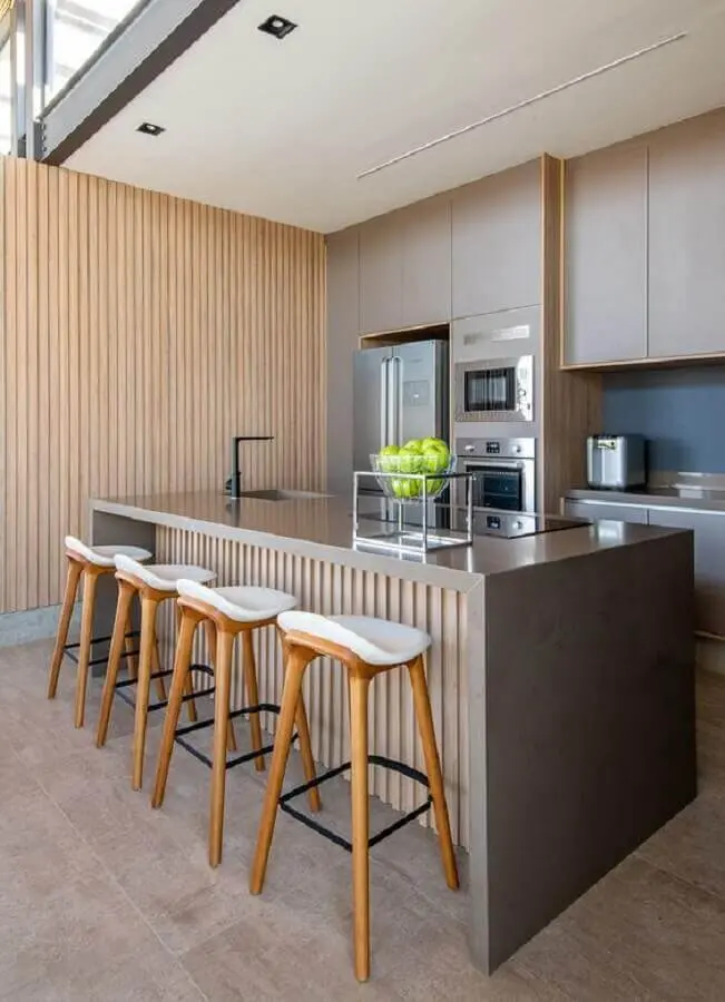 decoração moderna com ilha de cozinha de concreto com detalhe em ripas de madeira Foto Casa de Valentina