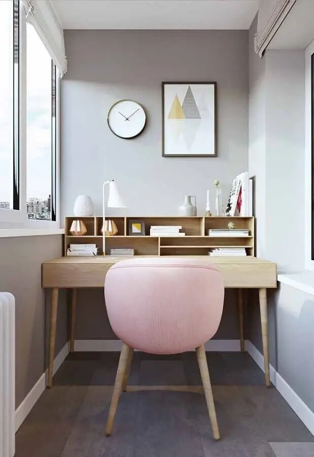decoração moderna com poltrona rosa e escrivaninha para estudo de madeira Foto Histórias de Casa
