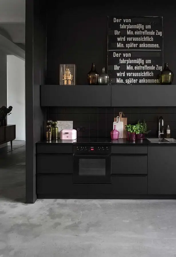 decoração moderna de cozinha planejada com revestimento preto fosco Foto Ideias Decor