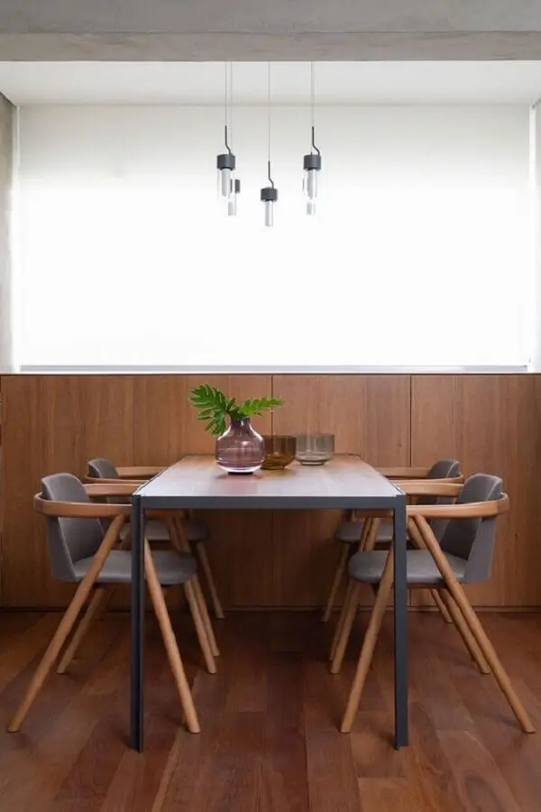 decoração moderna de sala de jantar com meia parede de madeira Foto Casa de Valentina