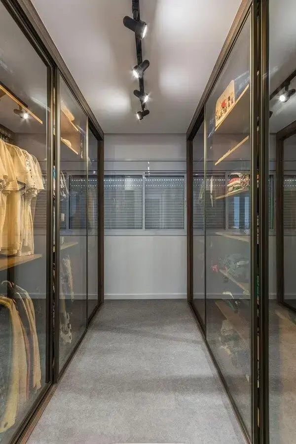 decoração moderna para closet planejado casal com portas de vidro Foto Idealizare