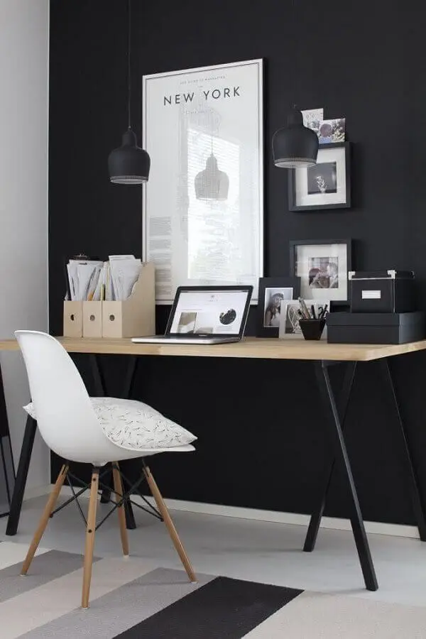 decoração preto e branco com escrivaninha para estudo e cadeira eames Foto Pinterest