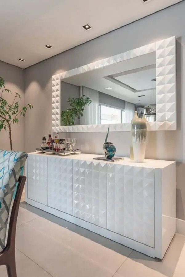 decoração sala de jantar com armário buffet branco com detalhe 3D na porta Foto Pinterest
