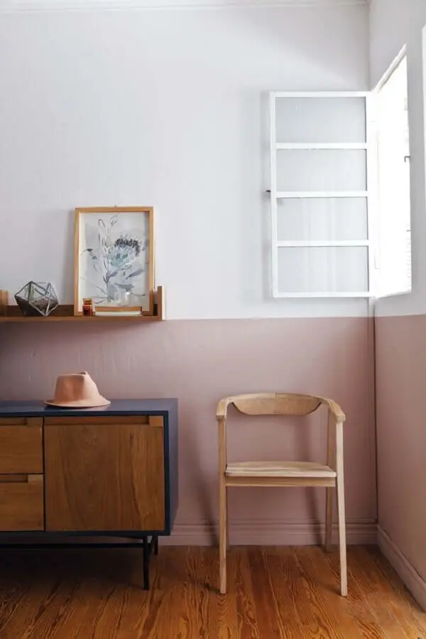 decoração simples com buffet de madeira e meia parede rosa claro Foto Casa de Valentina