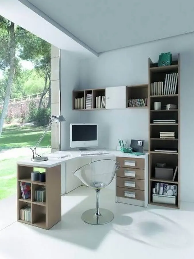 decoração simples com escrivaninha para estudo em L com gavetas e nichos Foto Pinterest