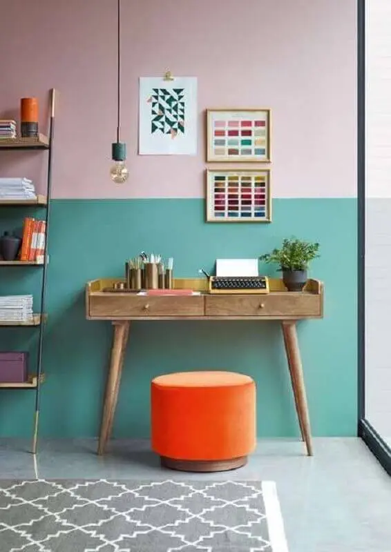 decoração simples com escrivaninha pequena de madeira e pintura meia parede rosa e verde água Foto Pinterest