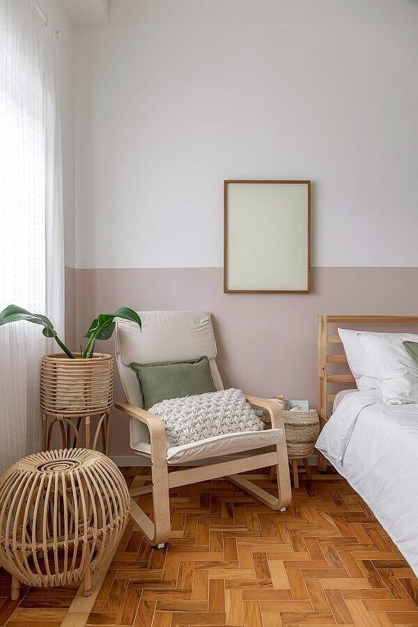 decoração simples com poltrona pequena para quarto com móveis de madeira Foto Casa de Valentina