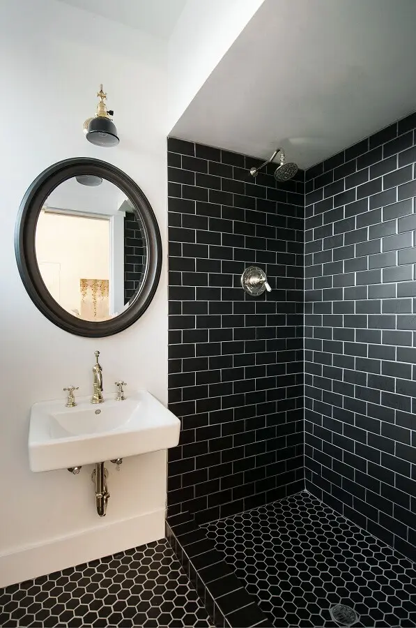 decoração simples com revestimento preto para banheiro preto e branco Foto Pinterest