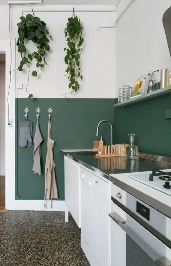 decoração simples de cozinha com meia parede verde e branca Foto Iaza