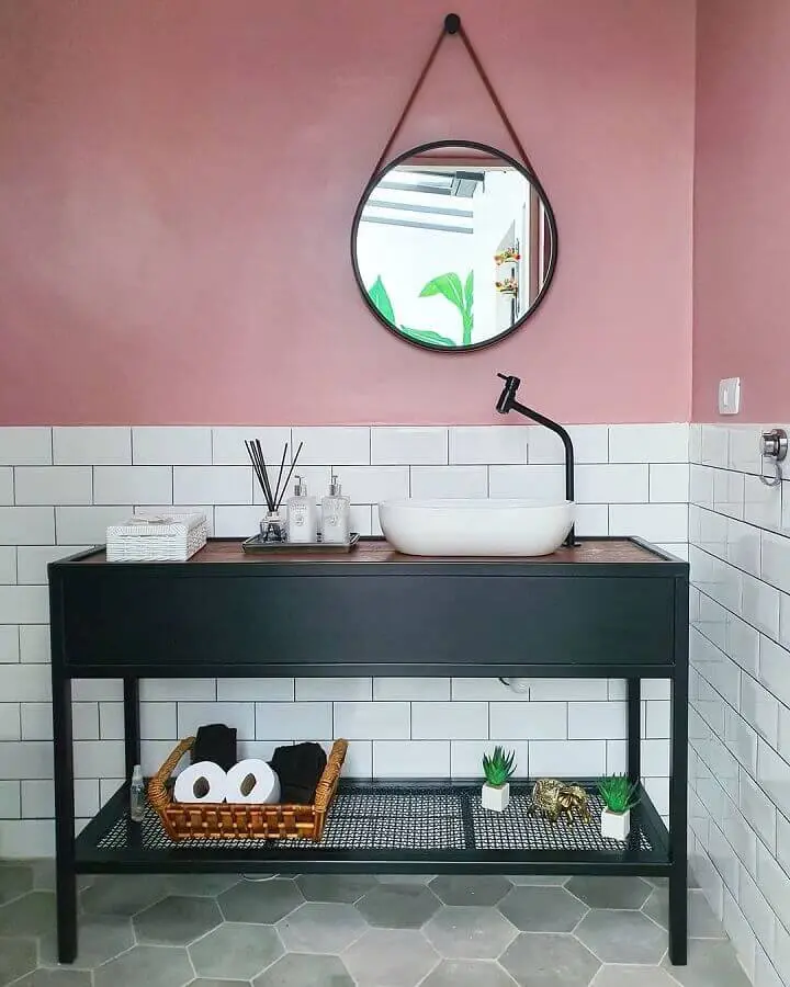 decoração simples para banheiro com piso hexagonal e revestimento meia parede Foto Pinterest