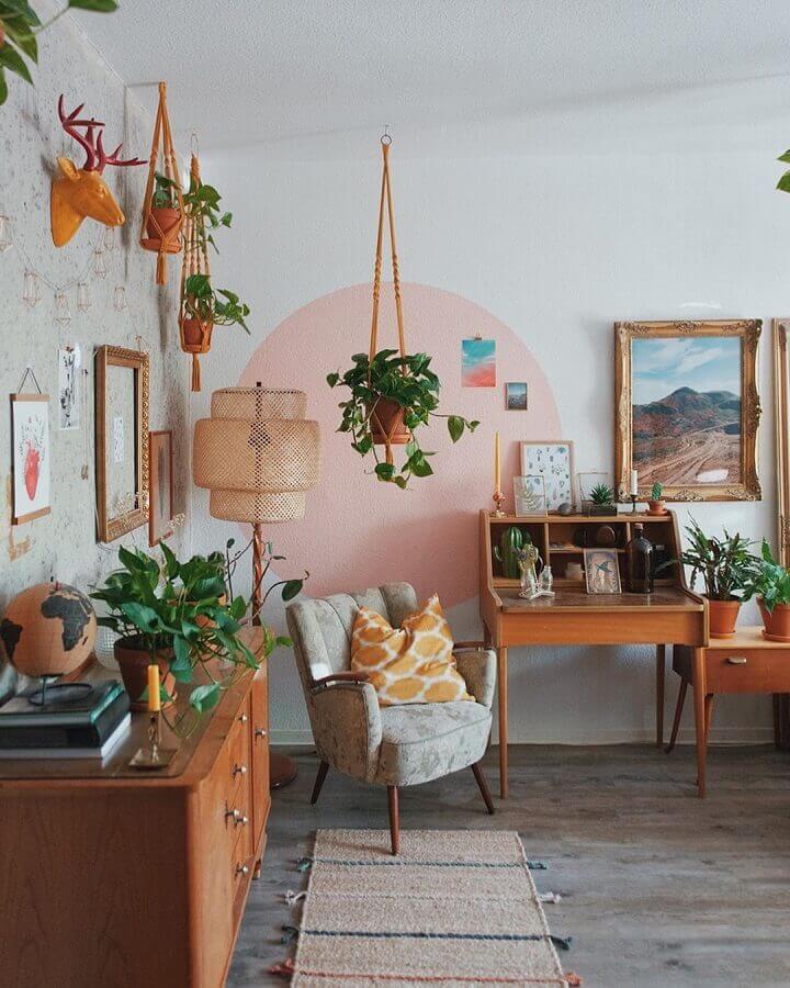 decoração simples para sala com poltrona pequena e móveis de madeira Foto Pinterest