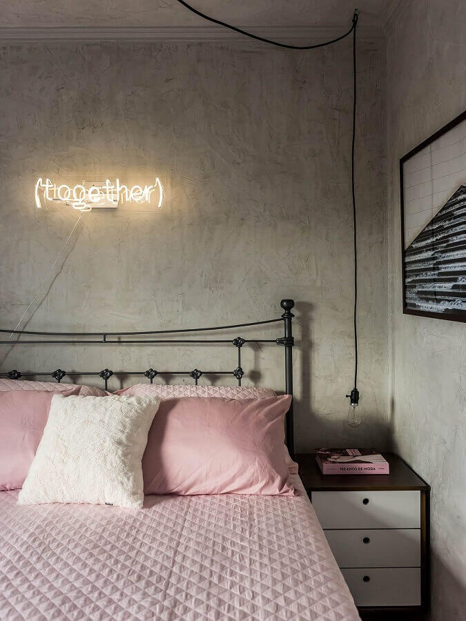 letreiro luminoso decorativo para quarto decorado com parede de cimento queimado e cama de ferro Foto Pinterest