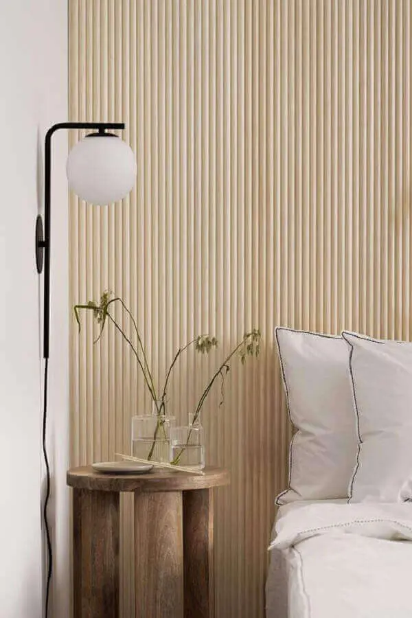 luminária decorativa de parede para quarto decorado com revestimento de madeira para parede Foto Coco Lapine Design