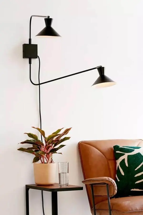 luminária decorativa para sala branca decorada com sofá de couro Foto Urban Outfitters