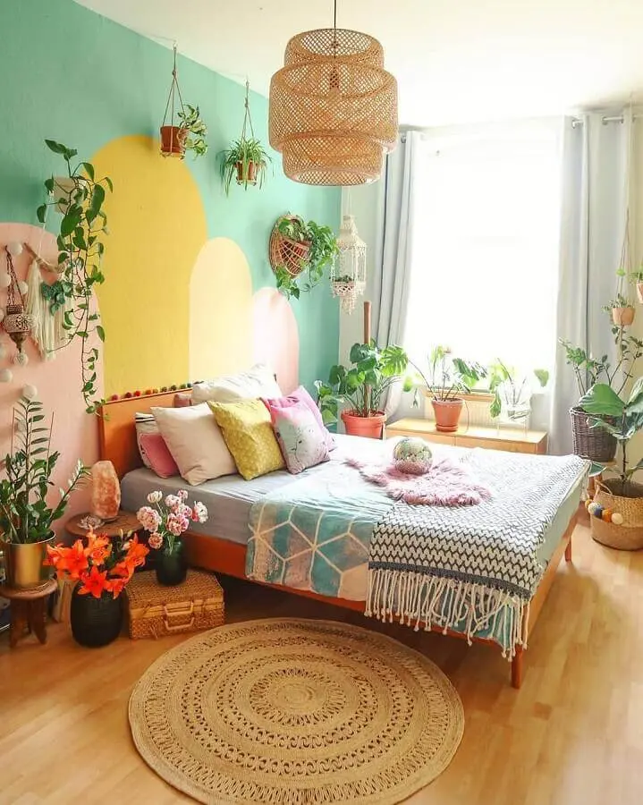 luminária decorativa rústica para quarto decorado com parede colorida e vasos de plantas Foto Jeito de Casa
