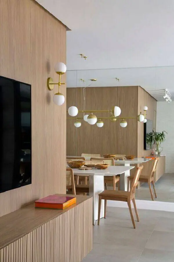 luminárias decorativas modernas para decoração de sala de TV integrada com sala de jantar Foto Casa de Valentina