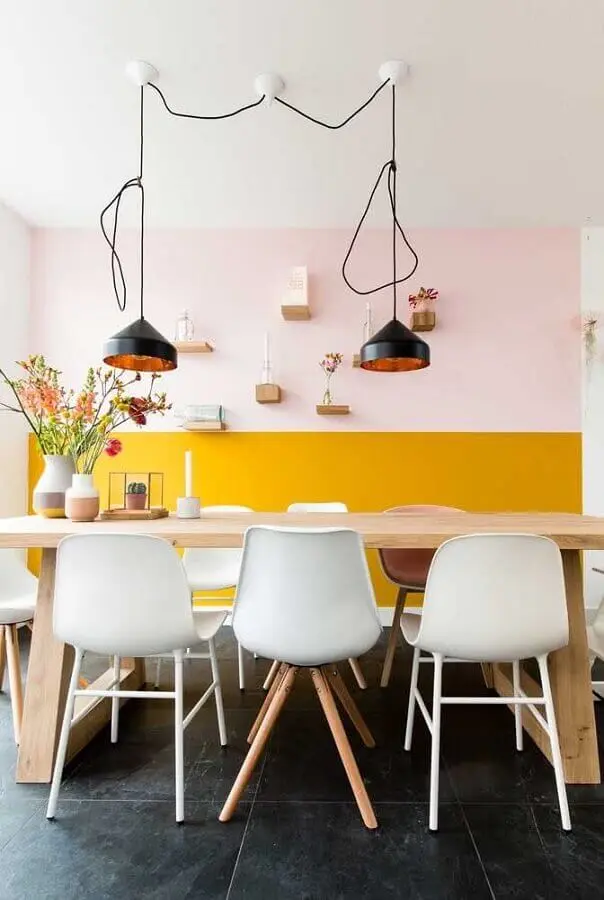 meia parede amarela para decoração de sala de jantar com mesa de madeira clara Foto Pinterest