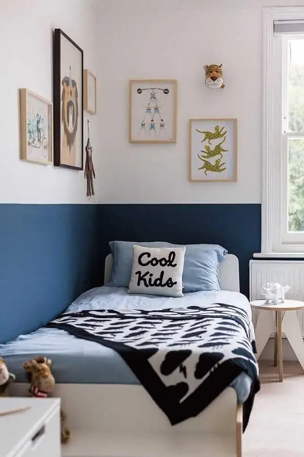 meia parede azul para decoração de quarto de solteiro simples Foto Jeito de Casa