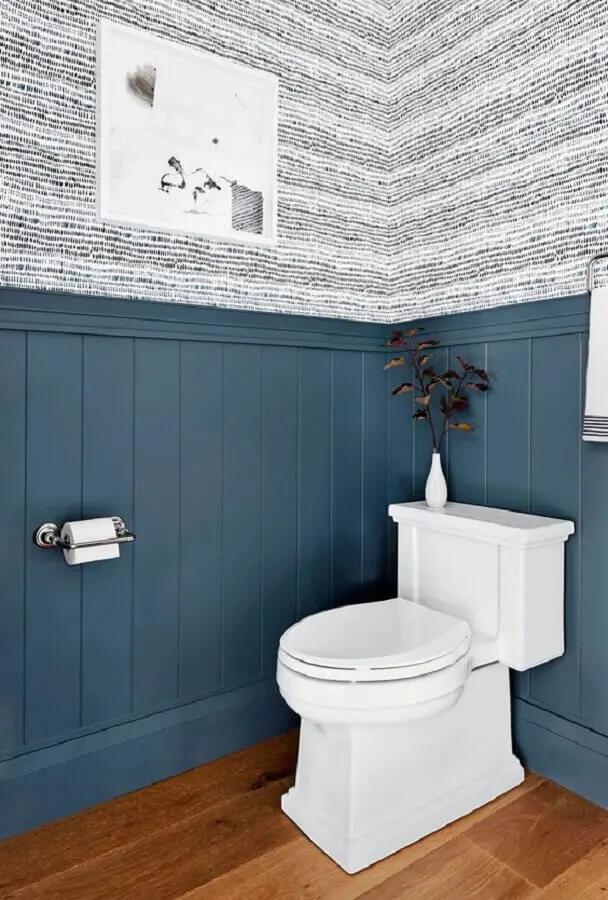 meia parede cinza para decoração de banheiro com papel de parede Foto Rebecca Atwood Designs
