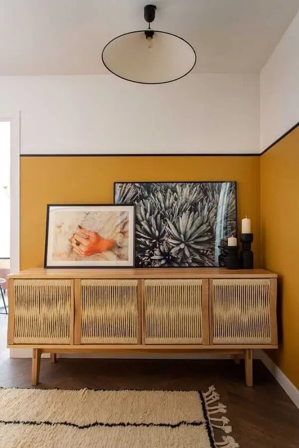 meia parede mostarda para decoração de sala com buffet de madeira Foto Pinterest